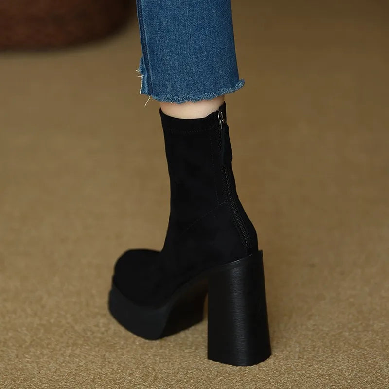 Olga – Botas com estilo moderno com o conforto da camurça